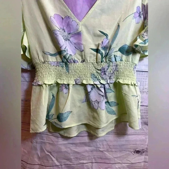 Rabbit rose V-neck, short sleeve, silky blouse - Picture 3 of 5